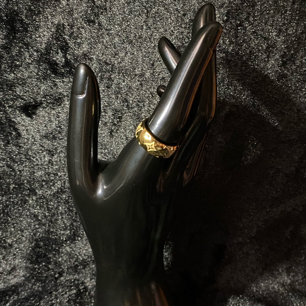 18K Gold LV Luxury Band Ring - Picture 6 of 6